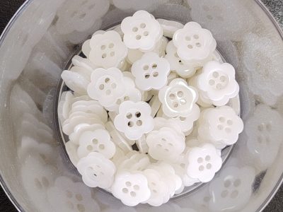 Boton PequeÑo Flor Blanca — MKS Mercería
