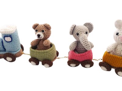 Tren Tejido A Crochet Con Un Oso MarrÓn, Un Elefante Gris Y Un Conejo Blanco — MKS Mercería